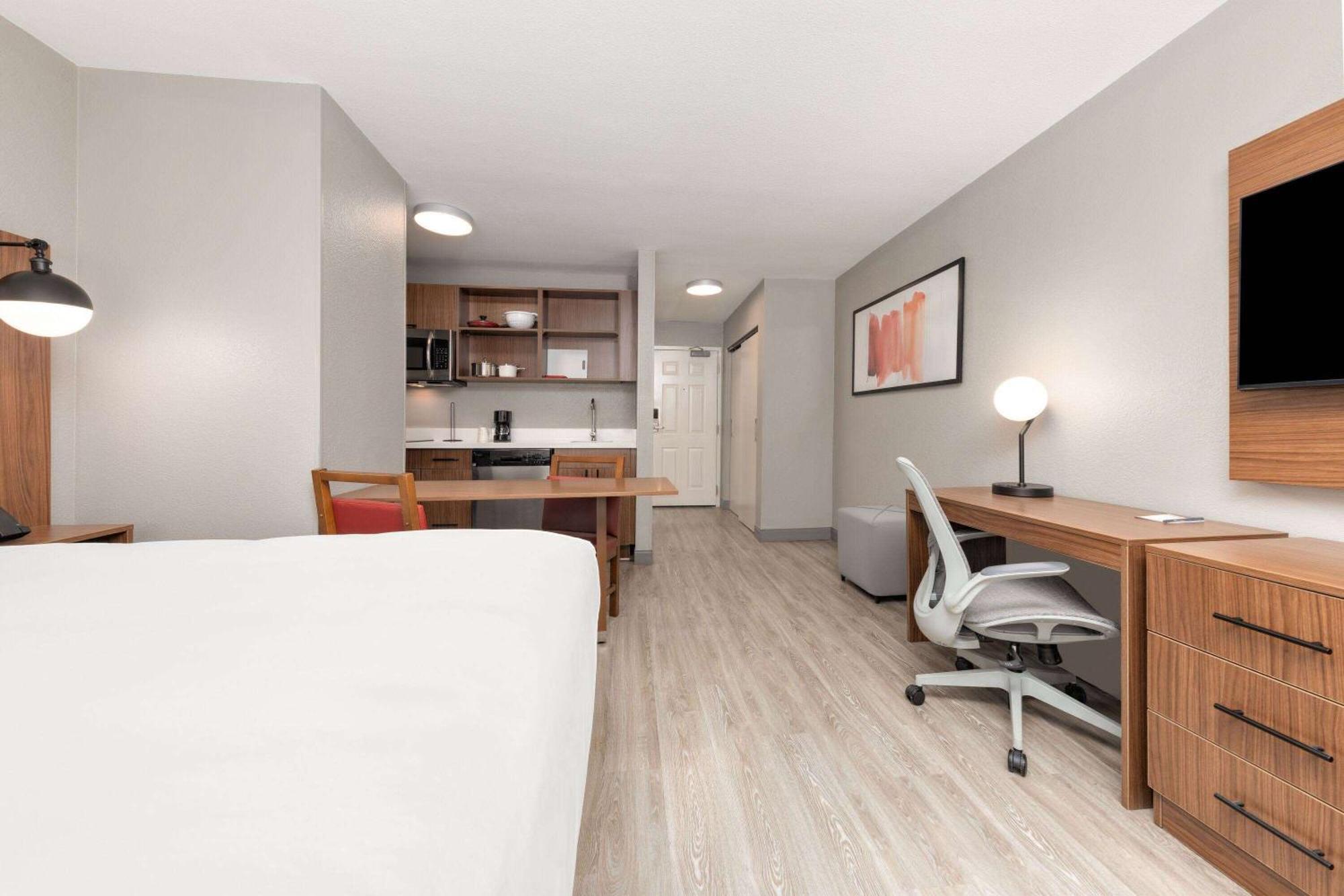 Hawthorn Extended Stay By Wyndham Bedford - Dallas Exterior photo